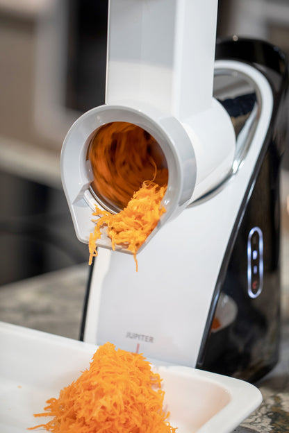 Jupiter mySystem râpe à légumes en râpant des carottes