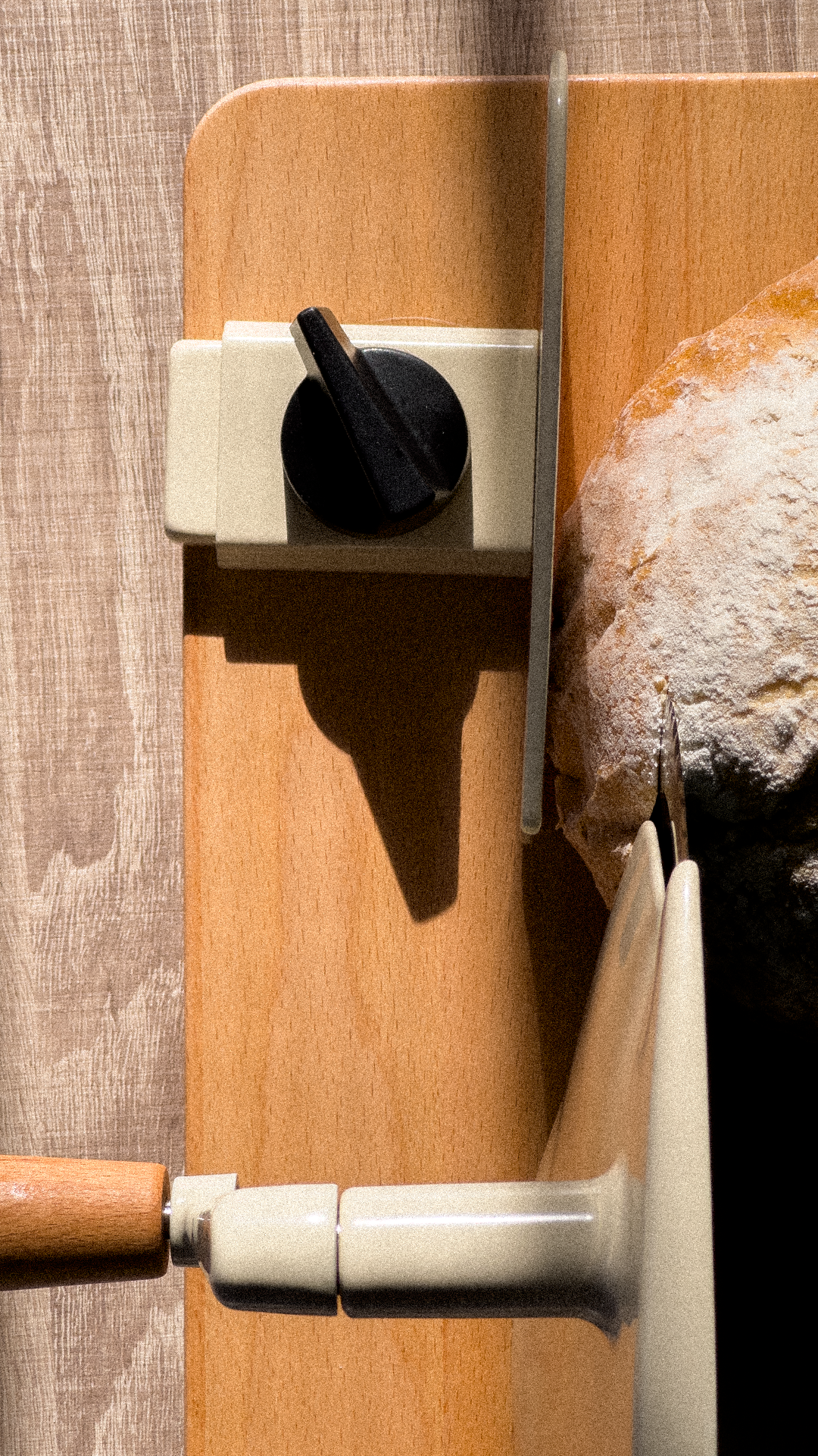 Detailansicht Handallesschneider in beige mit Brot