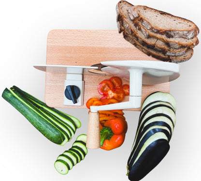 Allesschneider mit Brot und Gemüse