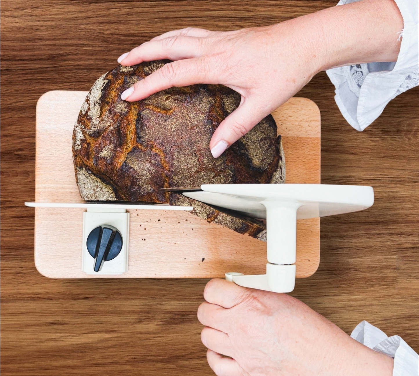 Manueller Allesschneider in der Farbe beige mit Brot von Jupiter.