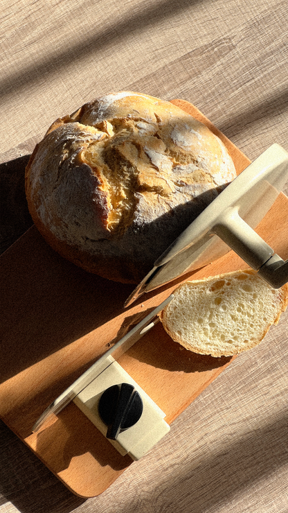 Hand-Allesschneider mit geschnittenem Brot in beige